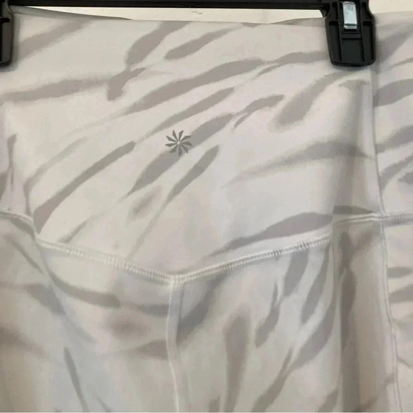 ATHLETA Salutation Stash Gray Zebra Stripe 7/8 Tight Leggings Size Large - Picture 5 of 13